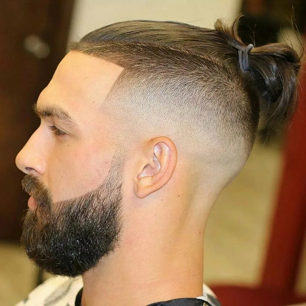 Top knot стрижка андеркат. Андеркат man bun. Стрижка топ кнот мужская. Топ кнот андеркат. Топ кнот андеркат мужская.