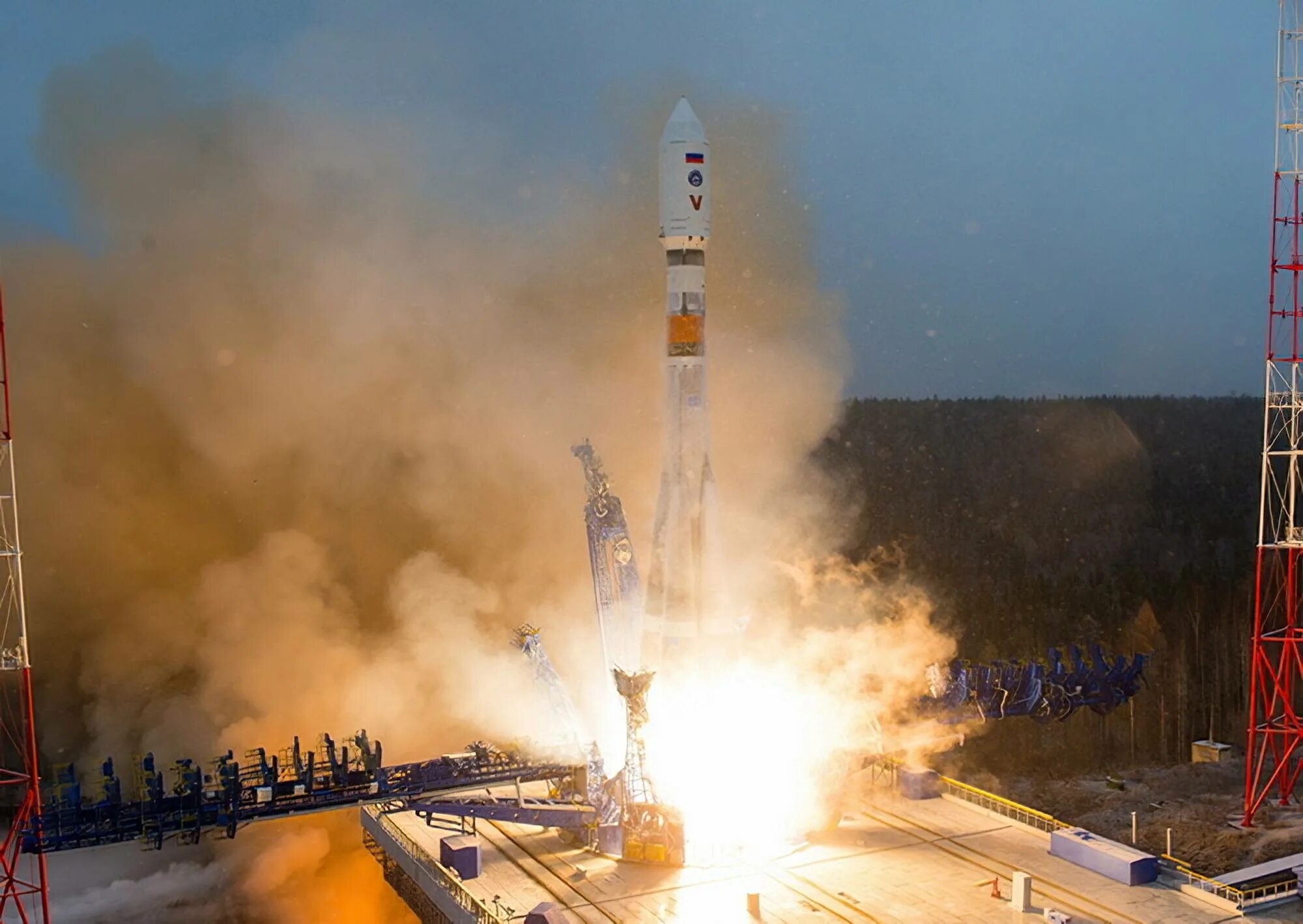 Пуск ракеты с плесецка. Ракетоноситель союз 2.1.б. пуск ракеты с космодрома плесецк. союз 2.1б плесецк. ракета-носитель союз-2.1б.