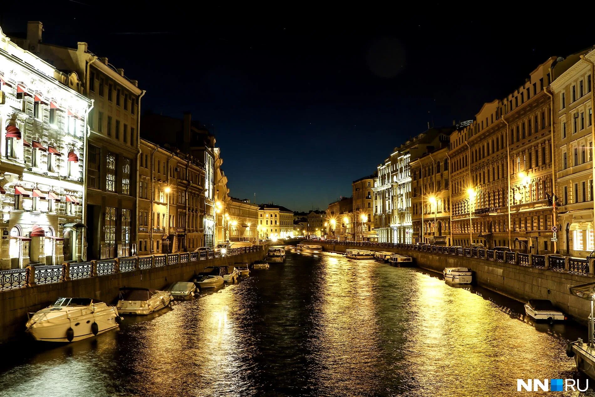 Фотосессия в питере. Гостиный двор куда сходить. Новогодний невский проспект 2021. Санкт-петербург невский проспект санкт-петербург. Алые паруса дворцовая площадь.