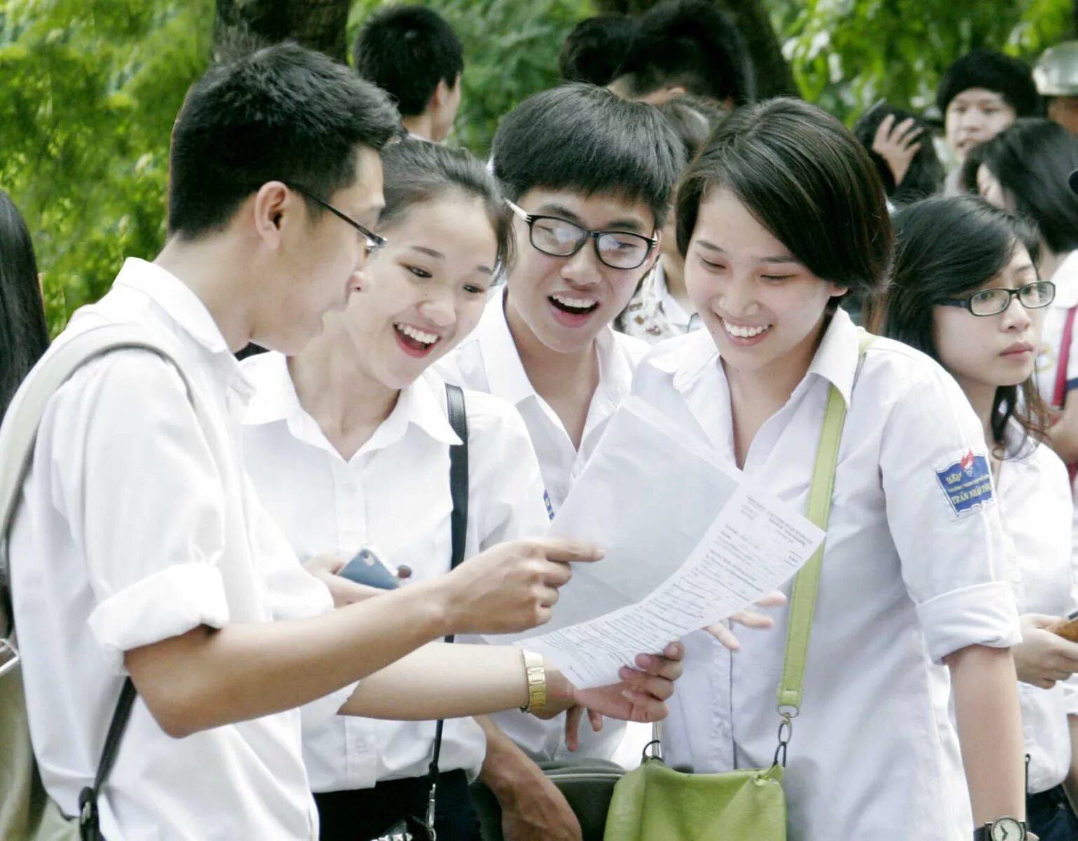 Hoc sinh. Lop hoc viet nam. школа nam huynh dao vietnam. anh hoc sinh cam. trường học.