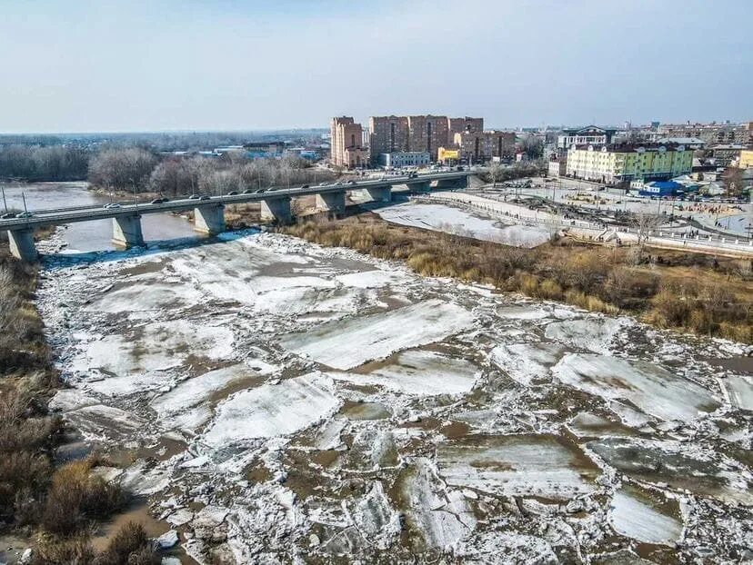 Ледоход на оке 2024. Урал Оренбург ледоход. Ледоход на Урале Оренбург 2022. Урал тронулся в Оренбурге. Ледоход на Урале Оренбург 2023.