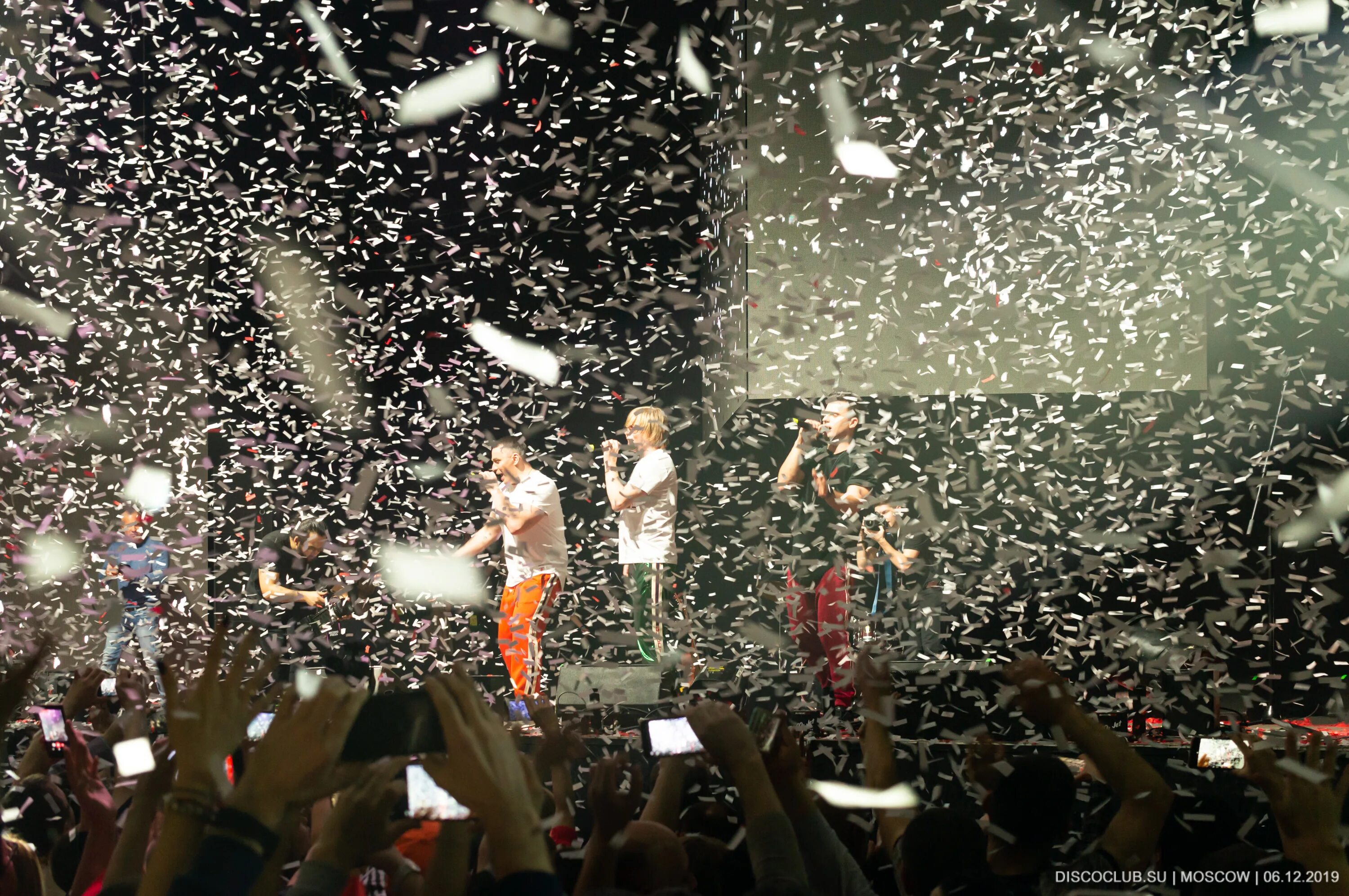 Музыка х москва. Хиты 90-х и 00-х. Дискотека 80 2022. Сборник 90. Авторадио дискотека 80-х 2009 год фотографии из зала.