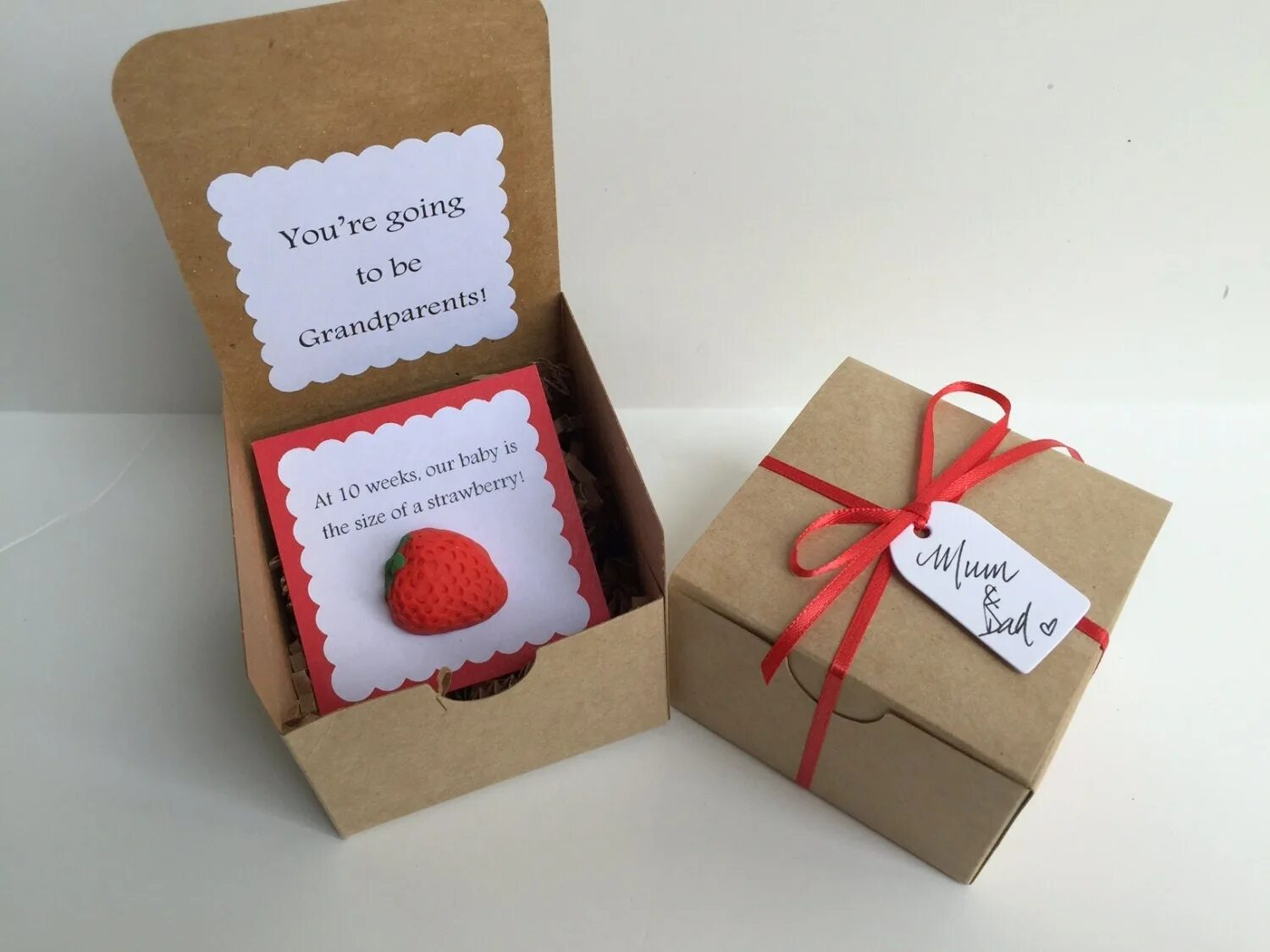 Подарок мужу о беременности. Оригинально сообщить о беременности мужу. Тест на беременность в коробочке подарочной. Сюрприз бабушке о беременности. Сообщить мужу о беременности.