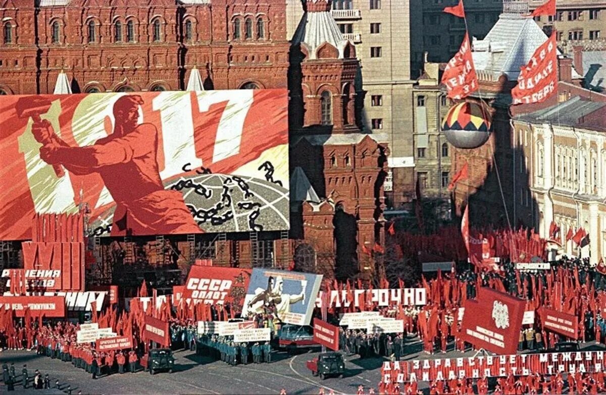 Парад 1 мая москва. Первомай на красной площади СССР. Первомай демонстрация СССР мир труд май. 1 Майская демонстрация в СССР. Первомай демонстрация красная площадь.