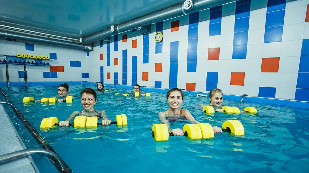 Аквааэробика в бассейне. Аквааэробика. Аэробика в бассейне. Aqua-beginners аквааэробика. Аквааэробика киров.
