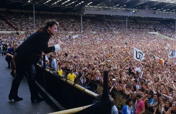Квин стадион уэмбли. Стадион Уэмбли 1985. 1985 Квин на стадионе Уэмбли. Концерт Live Aid 1985 Queen. 13 Июля 1985 концерт Live Aid.