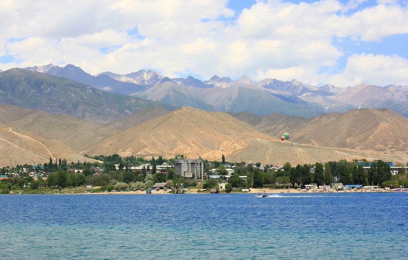 Чолпон Ата Киргизия. Озеро Иссык-Куль Киргизия. Озеро Иссык-Куль Чолпон Ата. Чолпон Ата горы. Ехать на иссык куль