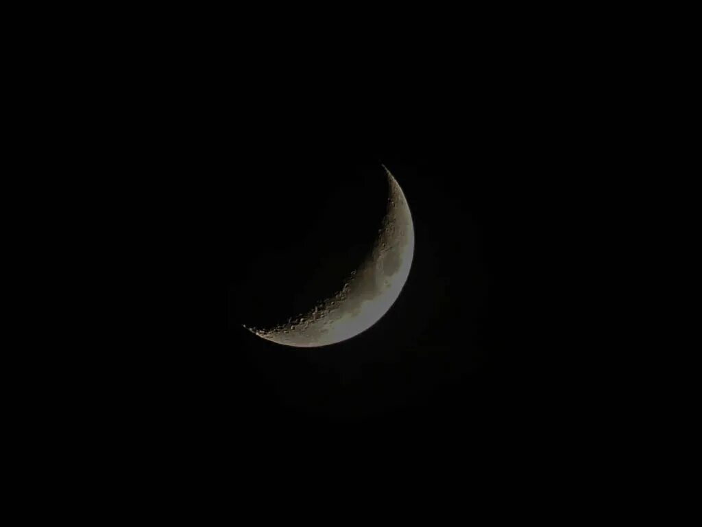 Месяц на черном фоне. Луна на черном фоне. Половина Луны. Луна новолуние.