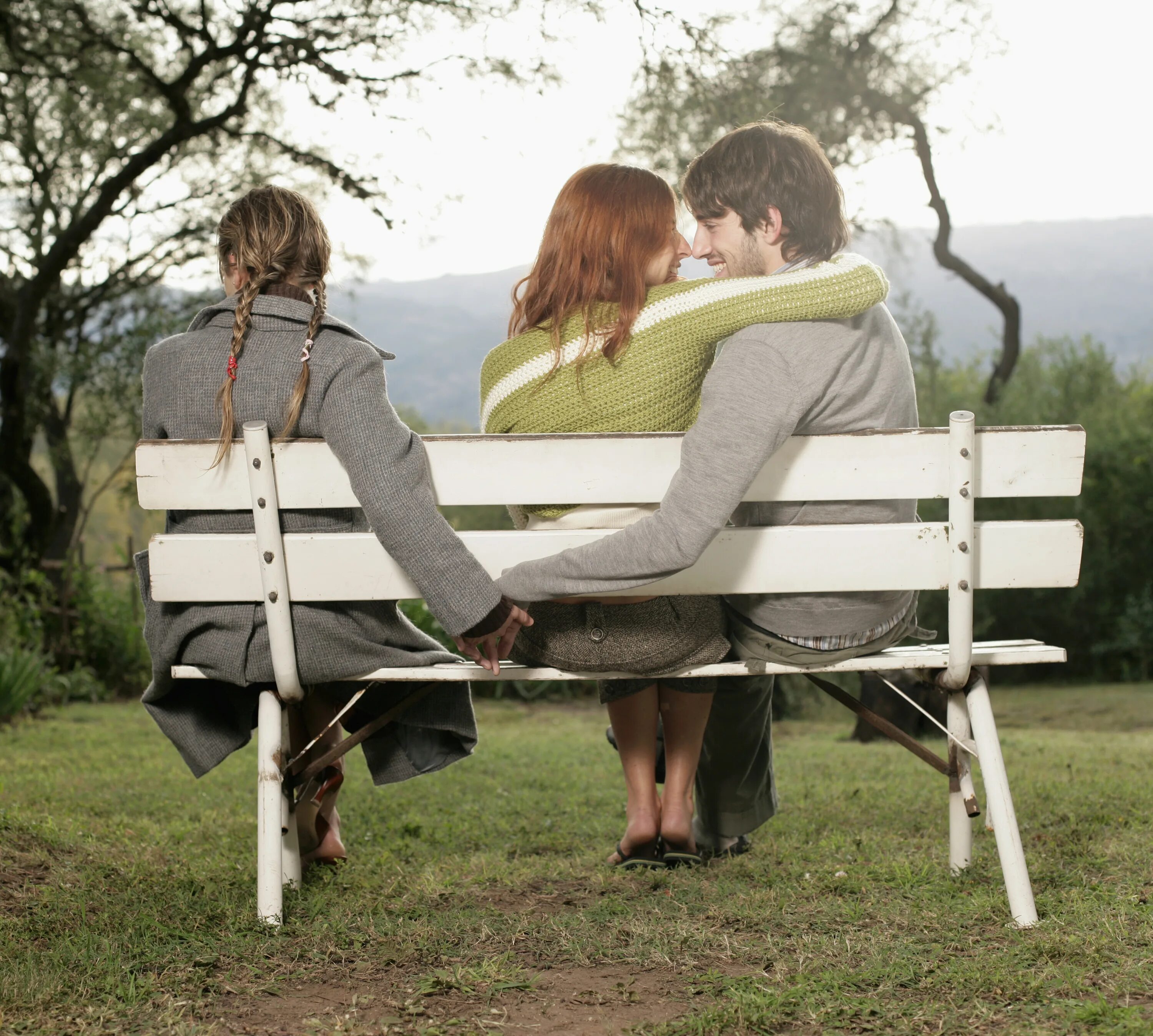 Измена мужу с другим мужчиной. Любовный треугольник. Мужчина и женщина на скамейке. Третий в отношениях. Трое на лавочке.