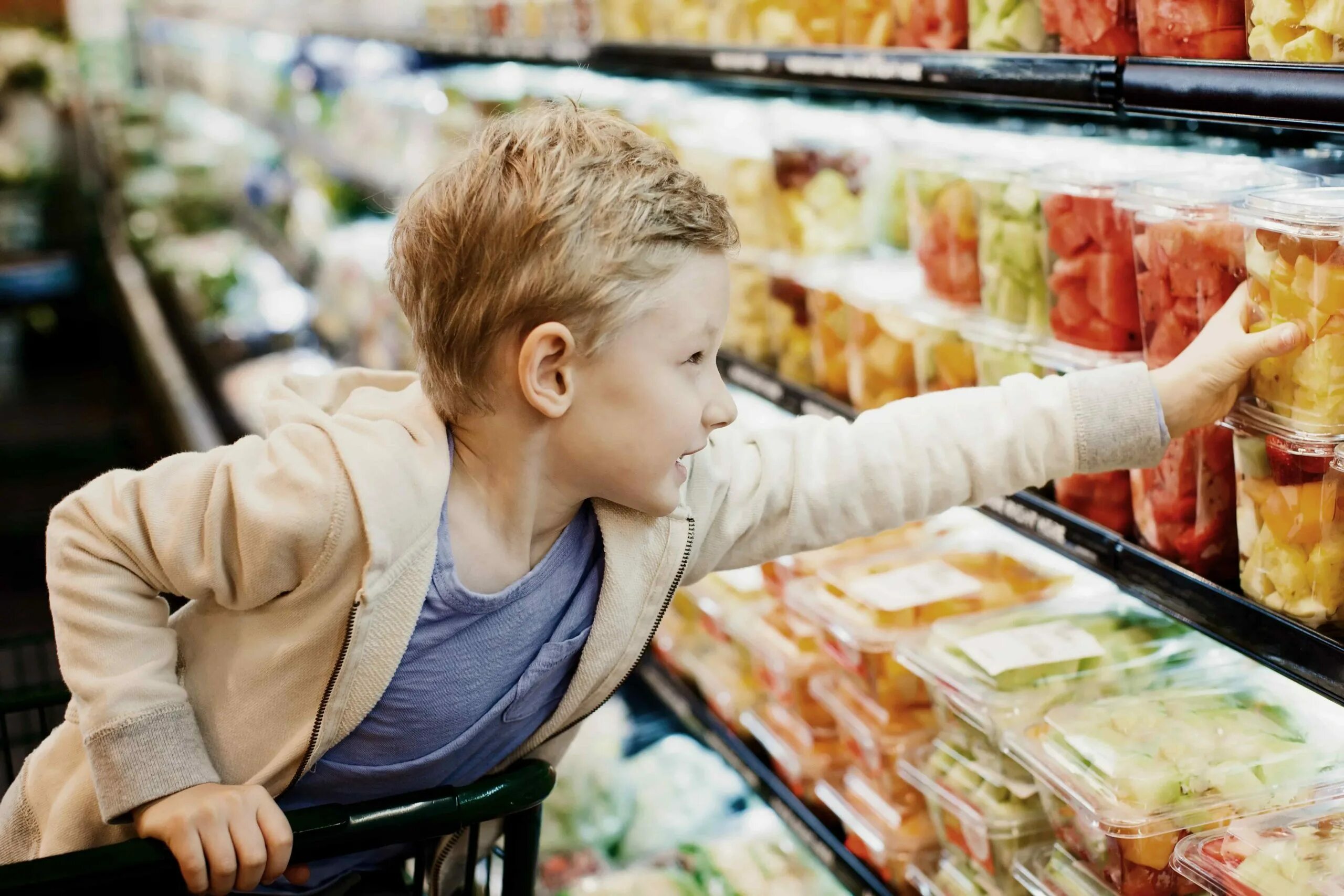 Мальчик купил в магазине n. Продуктовый магазин для детей. Картинка мальчик в продуктовом магазине. Мальчик в продуктовом магазине. Что купить подростку.