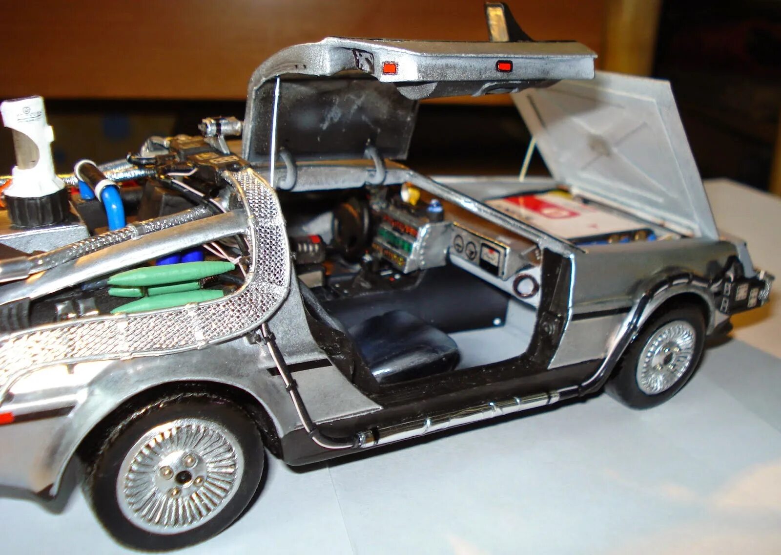 собираем машину дома. мужчина чинит машину. собираем машину дома. собираем машину дома. автомастерская в гараже.