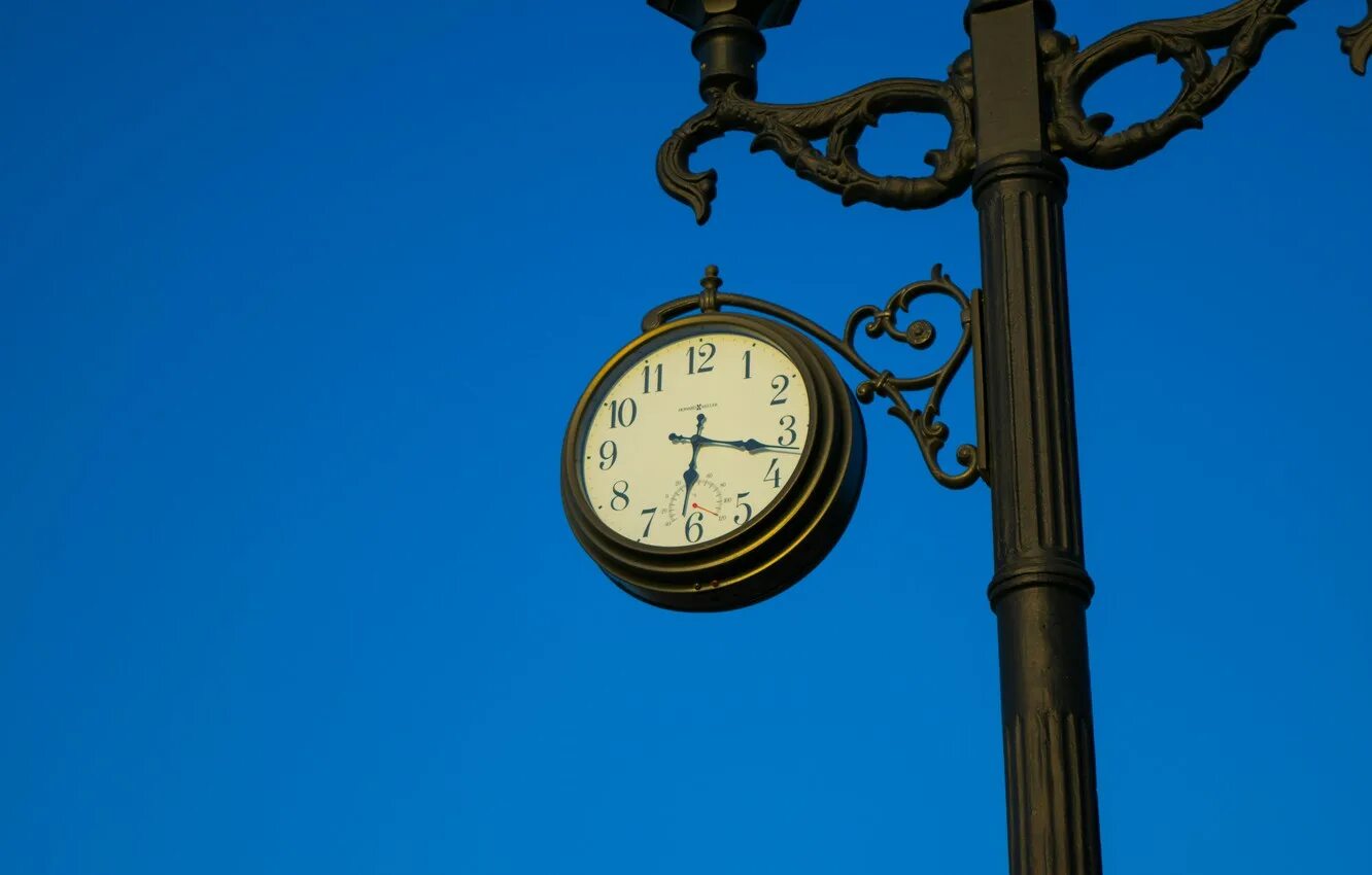 Post watch. Часы на столбе. Уличные часы на столбе. Фонарный столб с часами. Старинные уличные часы.