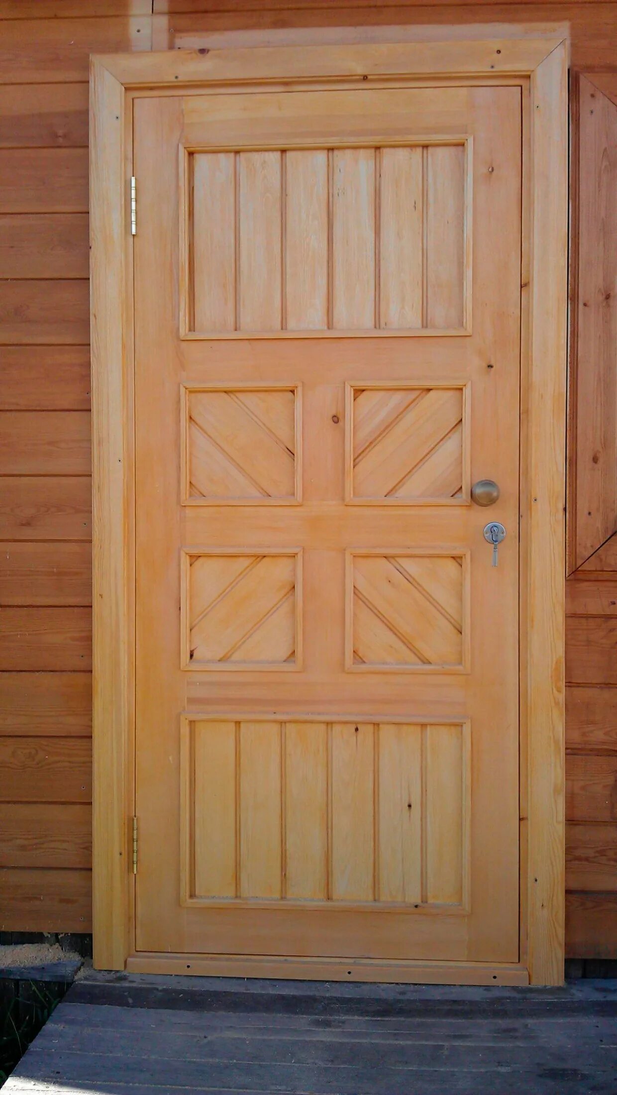 Купить дверь деревянную входную в дом. Дверь входная деревянная. Двери наружные деревянные. Входная деревянная дверь для бани уличная. Дверь входная деревянная с коробкой.