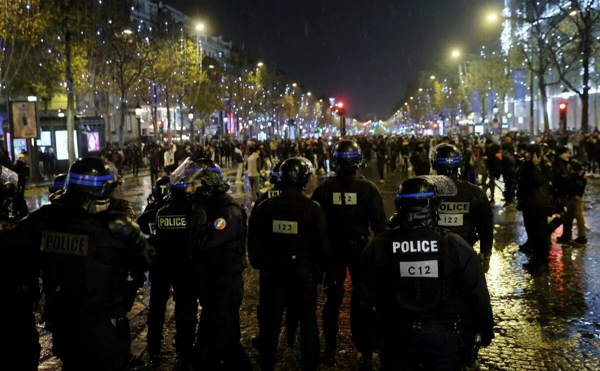 Маска где будет финал после теракта. Протесты во Франции 2023. Массовые беспорядки во Франции 2023. Протесты во Франции 2022.