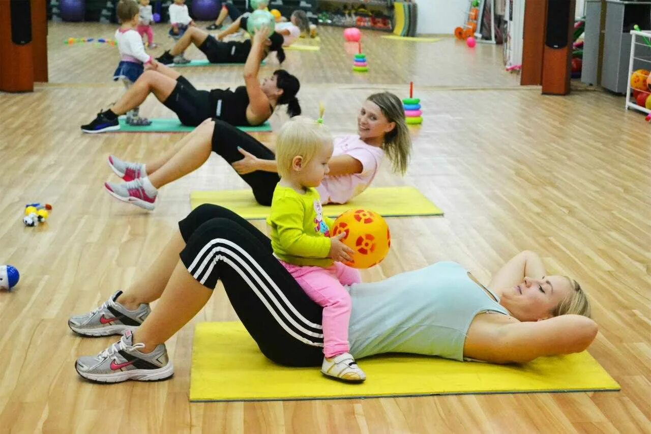 Детский фитнес. Спортивные занятия для детей. Фитнес с малышом. Занятие детей фитнесом. Спортивные мамы и дети