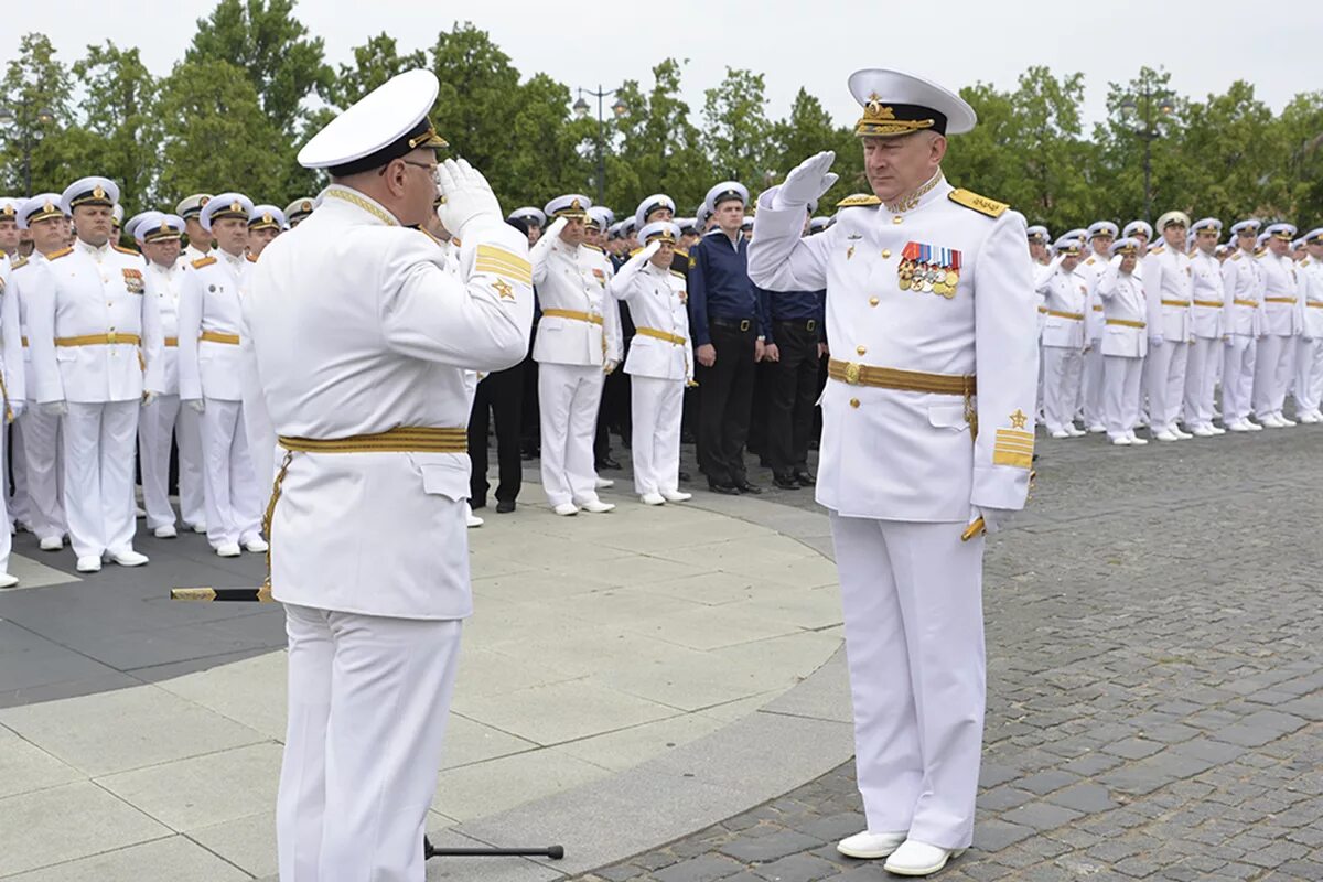 Военный морской офицер. Адмирал РФ Евменов парадная форма. Адмирал ВМФ РФ.