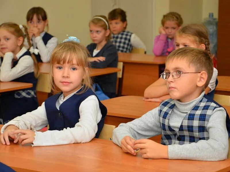 Учебный год очно. Школьники за партой. Ученики в школе. Ученик за партой. Школа ученики за партой.