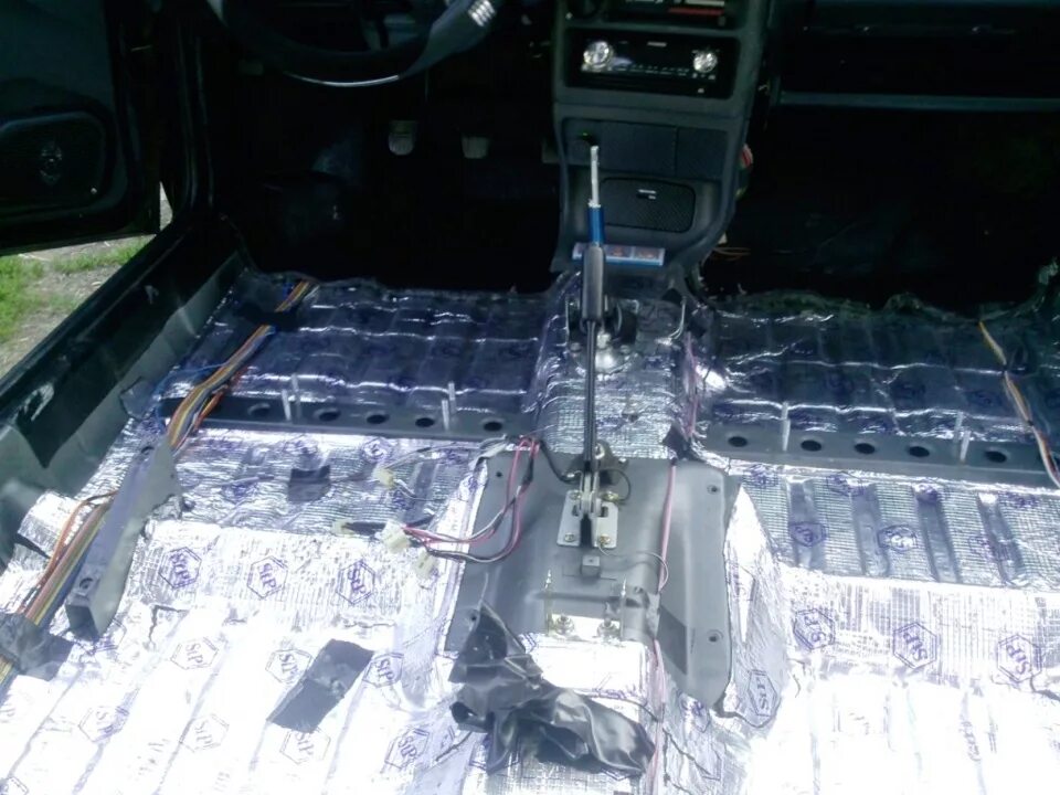 Заводской шумоизоляция пола ваз 2115. Шумоизоляция пола ваз. Пол ваз 2115. Шумоизоляция пола ваз 2115 заводская. Шумка пола ваз 2110 заводская.