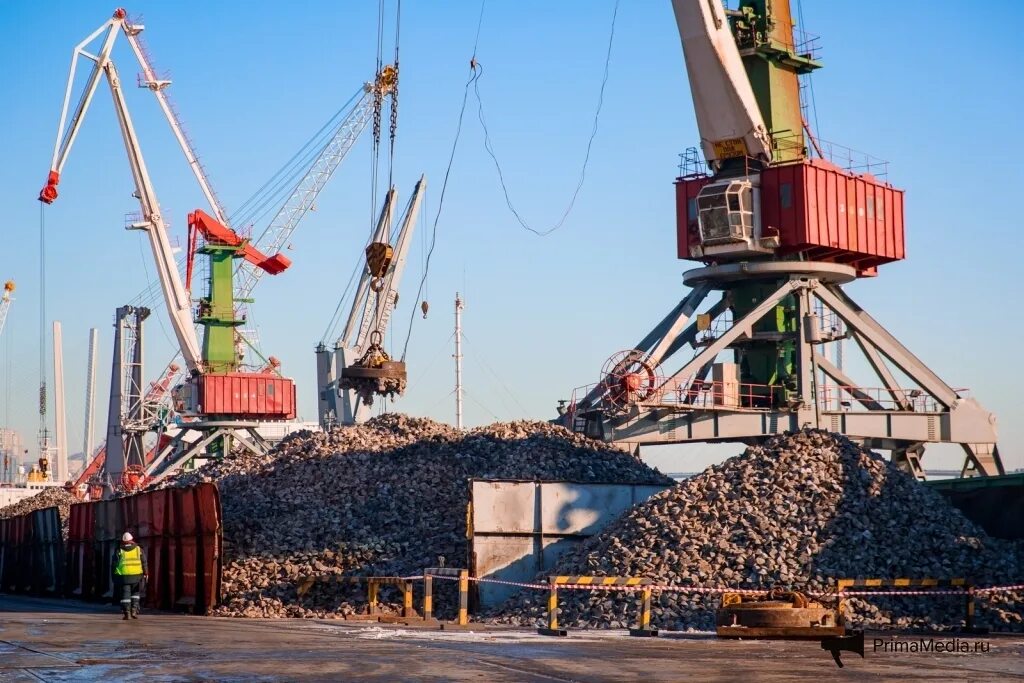 Порт сумкино тобольск речной. Набережная волгоград речпорт. Докер механизатор в порту. Волгоградский речной порт волжский. Набережная сургут речпорт.