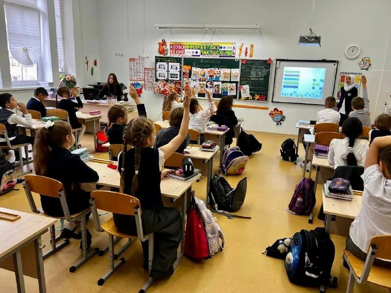 школьники под руководством