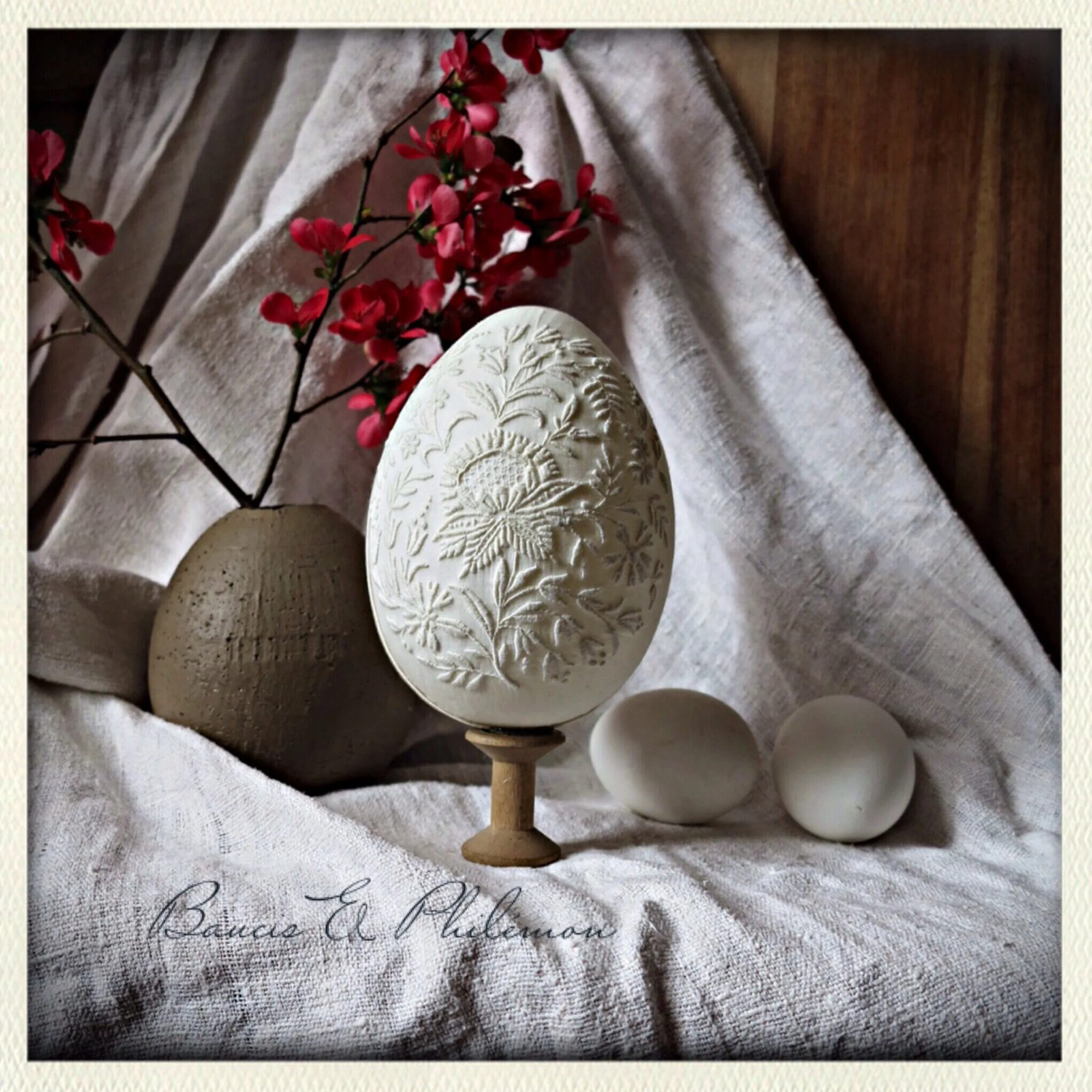 Керамические пасхальные яйца. Керамическая подставка для яиц. Яйцо глининое пасхальное. Пасхальная керамика. Яйцо в глине.