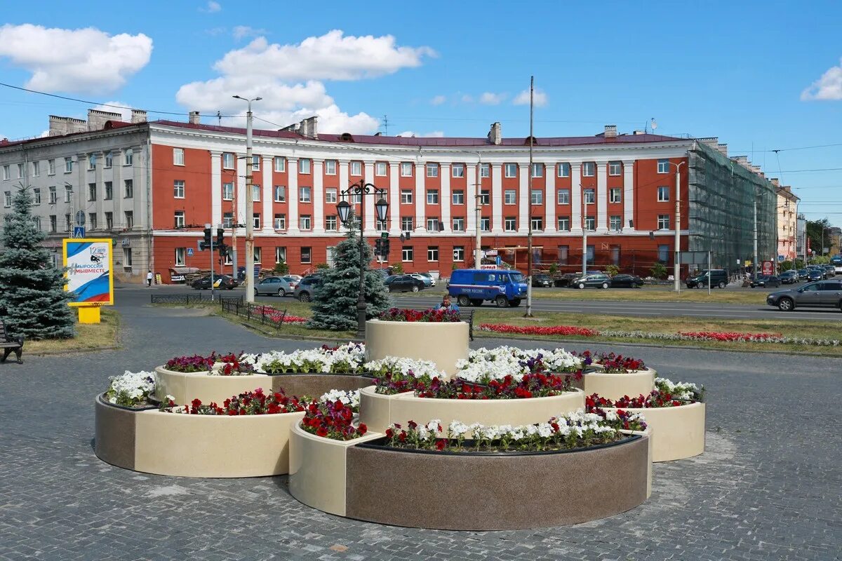 Петрозаводск время. Площадь Гагарина Петрозаводск. Петрозаводск центр. Площадь Гагарина Петрозаводск 2020. Центр Петрозаводска Привокзальная площадь.