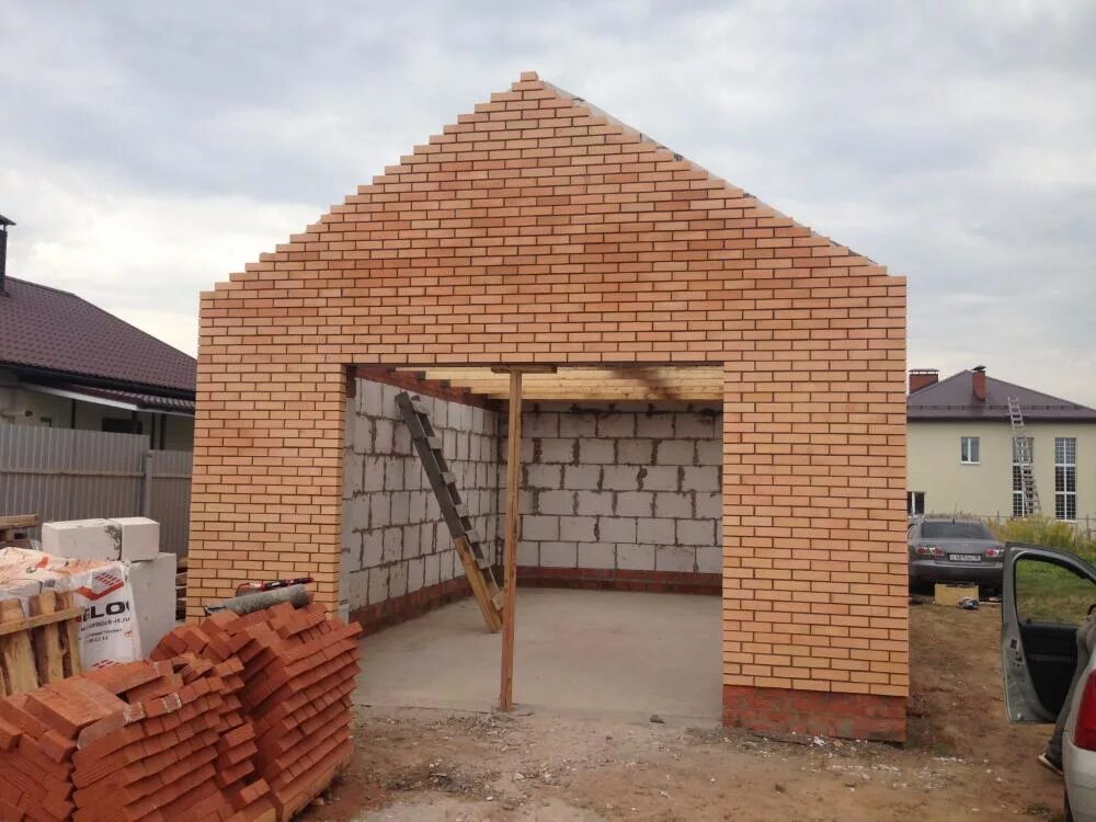 Сколько кирпичей на гараж. Гараж из кирпича. стройка гаража из кирпича. постройка гаража из кирпича. гараж из облицовочного кирпича.
