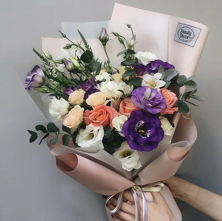 Нежный букет с лилией. Букет для молодоженов в подарок. Стильные букеты из живых цветов. Цветы на свадьбу в подарок молодоженам. Букет для молодоженов.