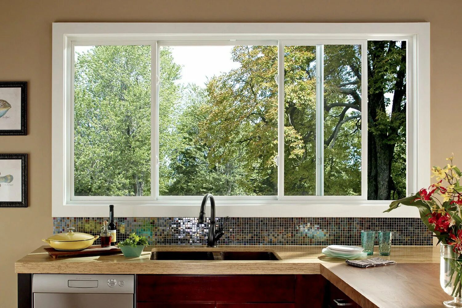 Установка пластикового окна кухни. Кухня с окном. Пластиковое окно на кухню. Горизонтальное окно на кухне. Отделка окна на кухне.