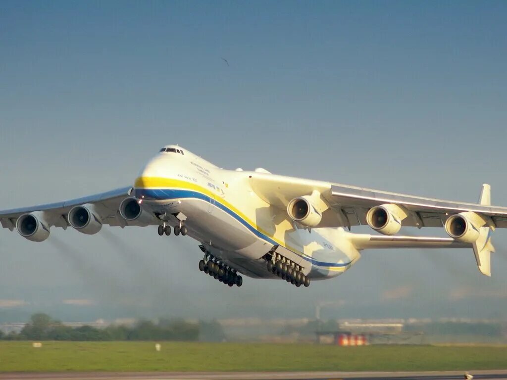Ан-225 мрия взлет. Самый большой самолет в мире ан-225 мрия. Ан-225 мрия кабина. Картинка самый большой самолет. Самые красивые самолеты в мире.