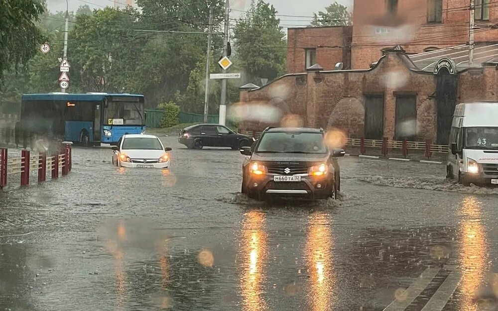 Гидрометцентр брянск сегодня. Ливень. Потоп. Ливень фото. Гроза в Брянске.