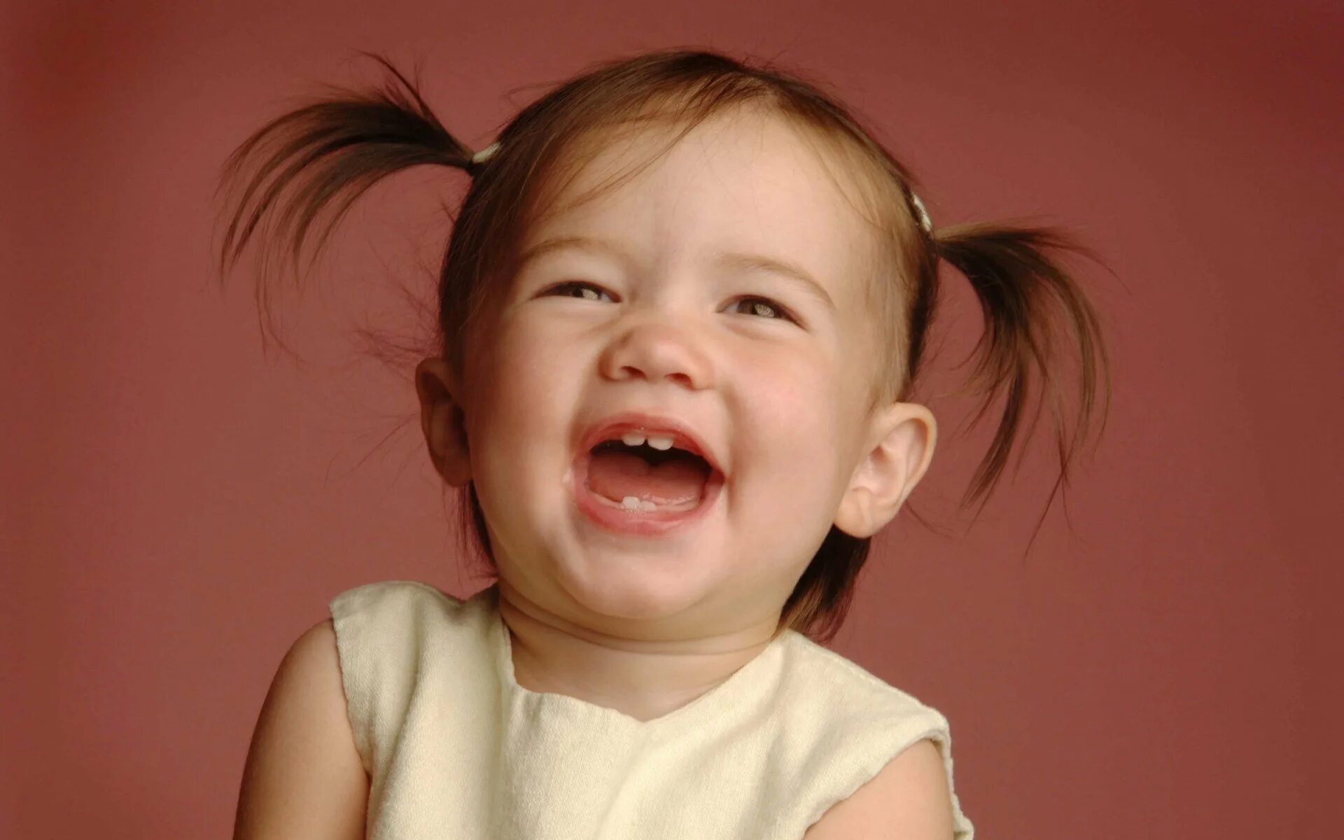 Про детский смех. Девочка смеется. Rebenok smeetsyya. Эмоции. Эмоции для детей.