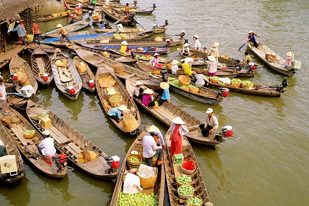 Почему реку меконг. Плавучий рынок Вьетнам. Рынок Меконг Таиланд. Вьетнам рынок на воде. Лодочный рынок во Вьетнаме.