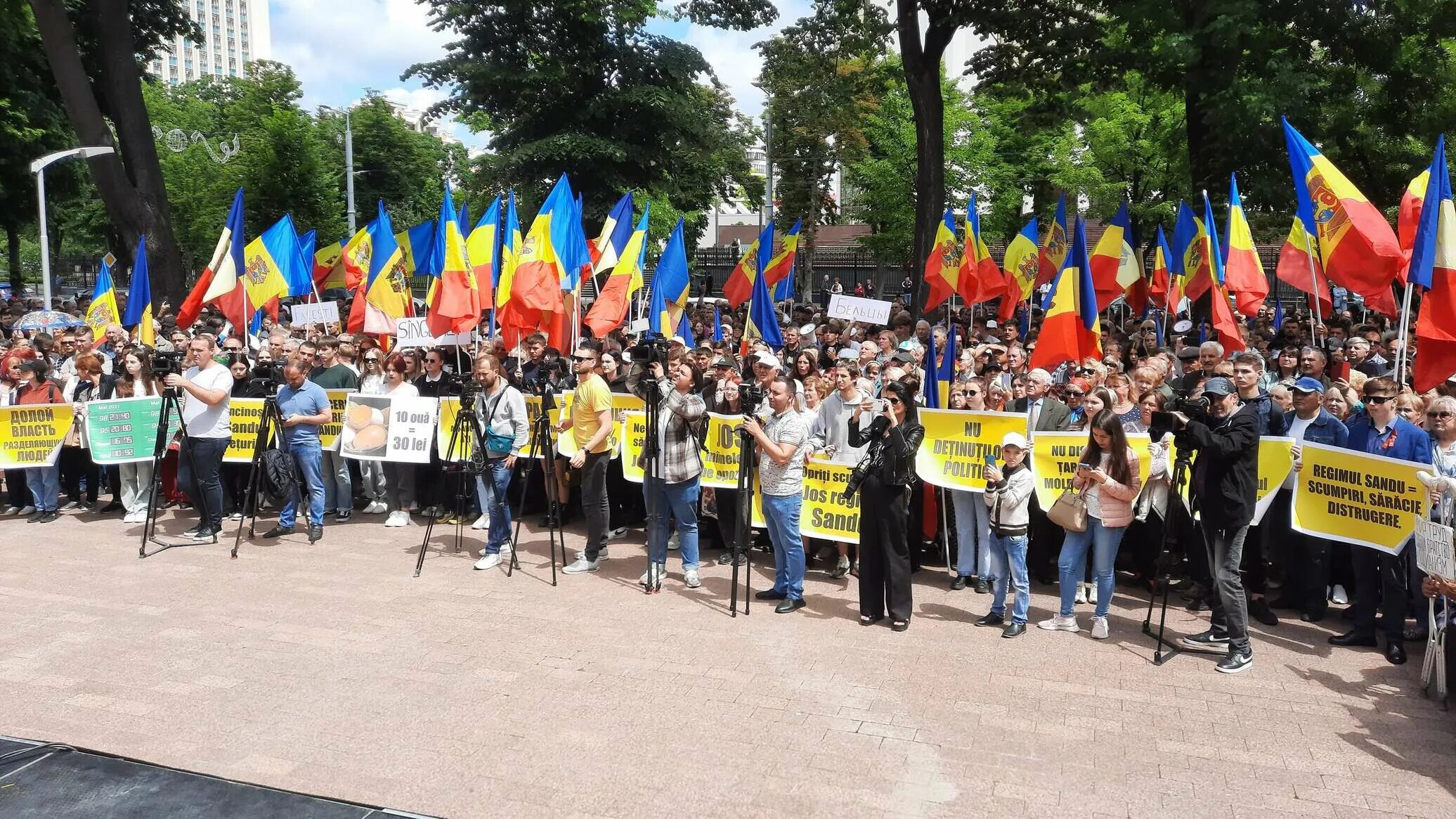 Погода в кишиневе сегодня. Митинги в Молдавии 2022. Протесты в Молдове 2022. Протесты в Молдове сейчас 2022. Митинг в Кишиневе.