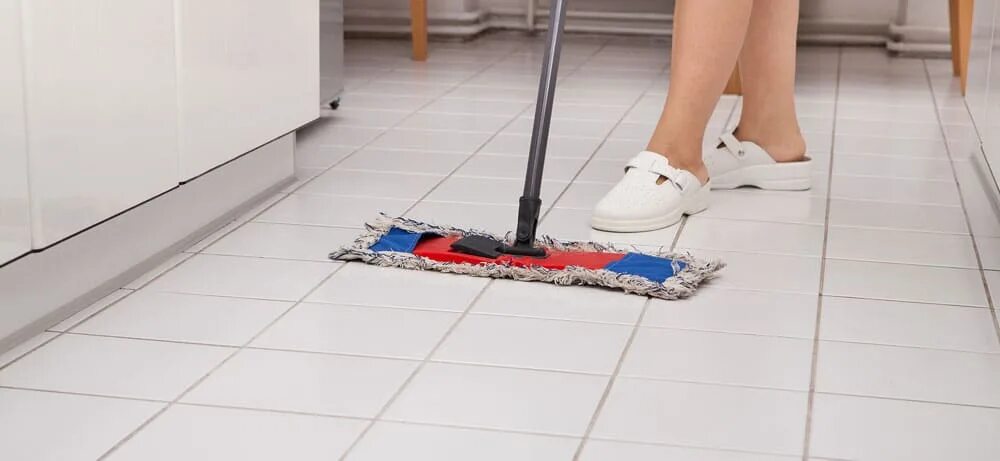 Keep wet floors as they. Плитка на пол в мойке. Мокрая мойка полов. Мыть плитку на полу. Диареи на кафельном полу.