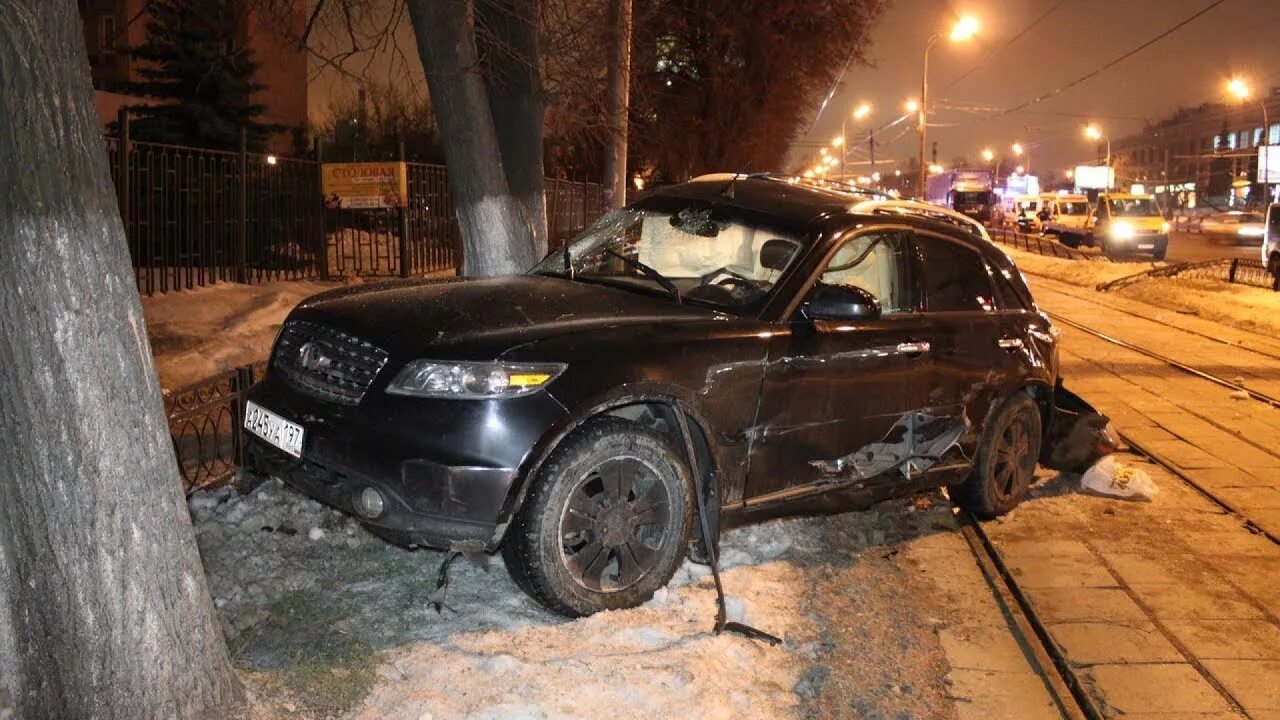 Разбитая машина ночью зимой.