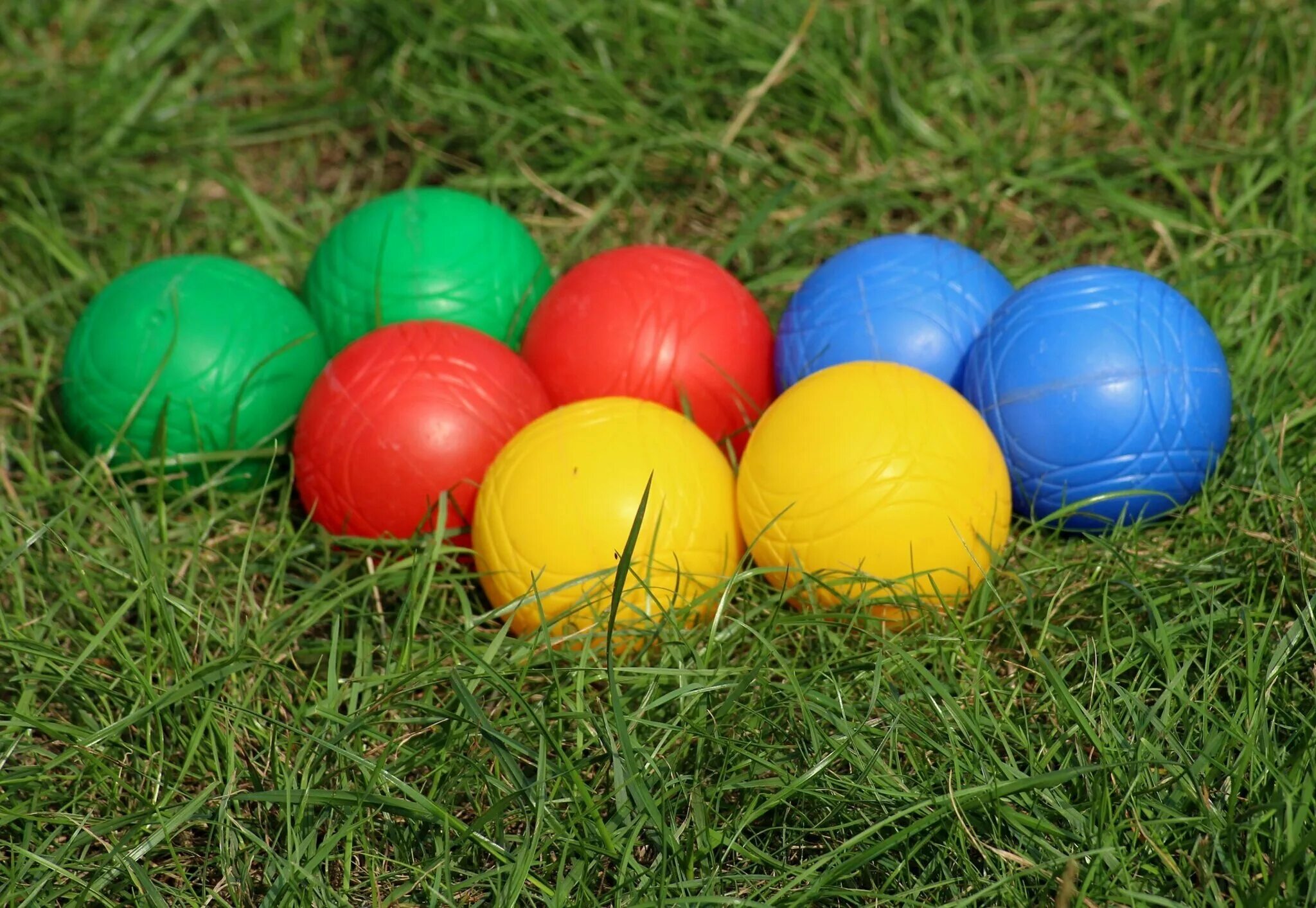 Петанк. Петанк игра. Цветные шары для петанга. Буль игра в шары.