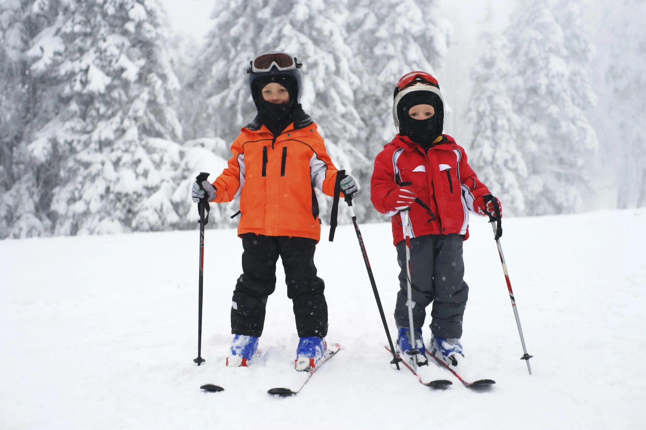 Дети на лыжах. Детский спорт в Норвегии. Оранжевые лыжи. Тазеев на маленьких оранжевых лыжах.