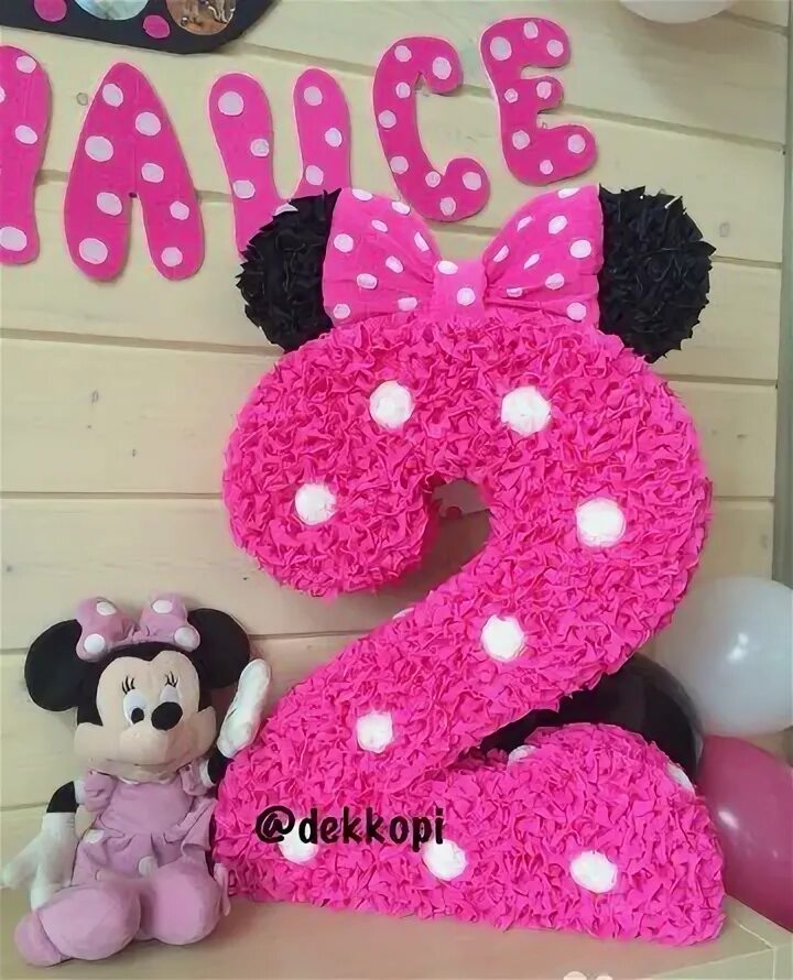 Торт со свечами на 2 года. С днём рождения 2 годика девочке. Торт цифра 2 для девочки. Торт со свечами для девочки. С днём рождения 2 годика.