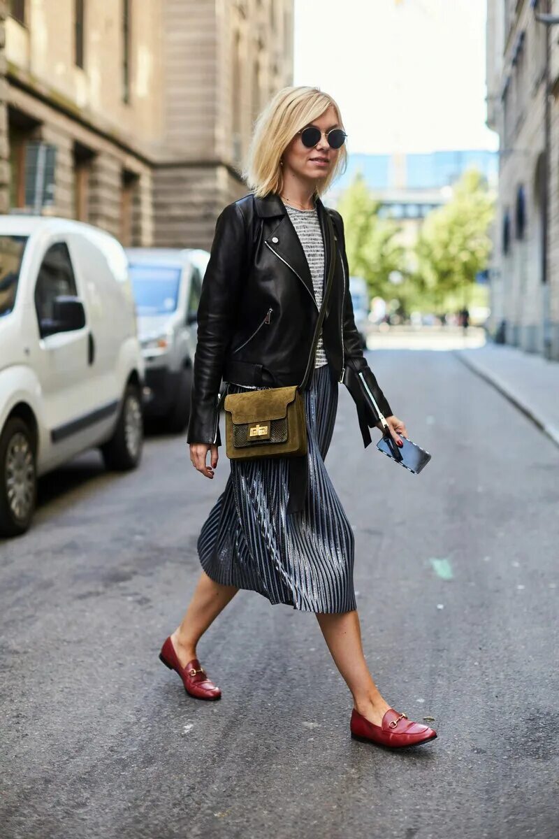 с чем носят лоферы женские фото. с чем носят лоферы женские фото. образ под лоферы. черные лоферы с брюками. образ с замшевыми лоферами.