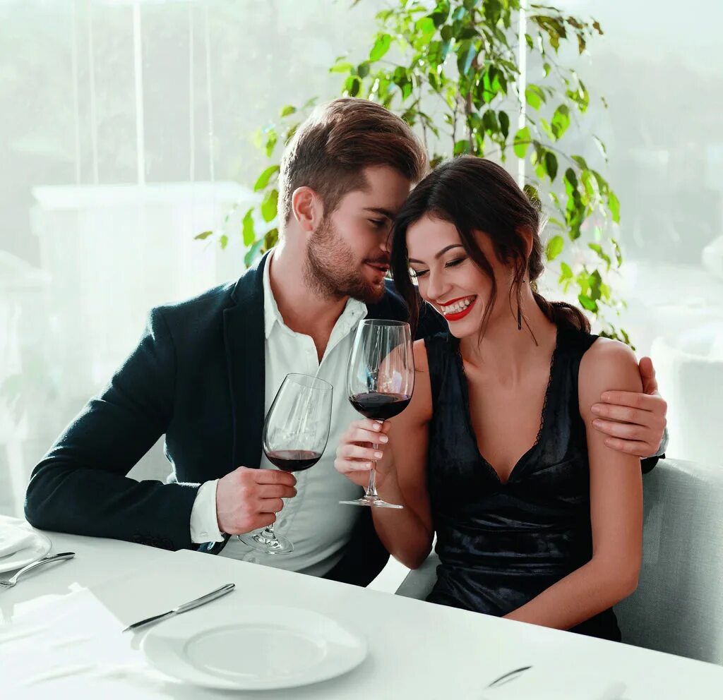 Красивая пара в ресторане. Парень и девушка на свидании. Кафе быстрых свиданий. Парень и девушка в кафе. Парень и девушка в ресторане.