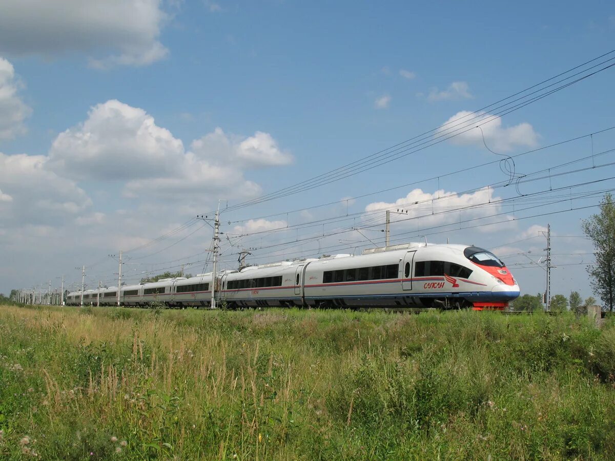 сапсан остановился. человек на фоне сапсана. сапсан москва санкт-петербург. сапсан остановился. сапсан остановился.