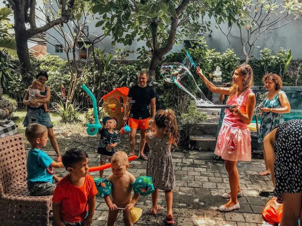 Пара с ребенком на бали. Дети на бали. Бали с ребенком куда. Семья с детьми на бали. Дети на море.