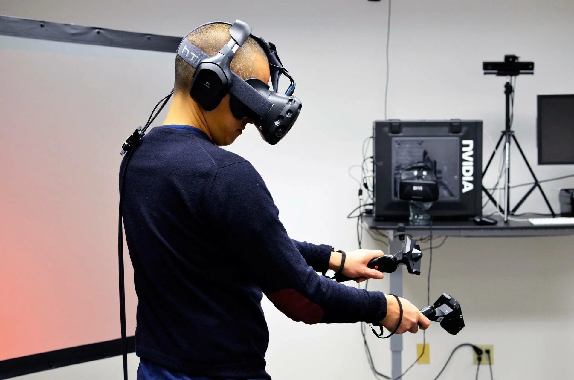Htc vive 1. Виртуальная реальность в промышленности. VR индустрия. VR технологии в промышленности. Костюм виртуальной реальности.