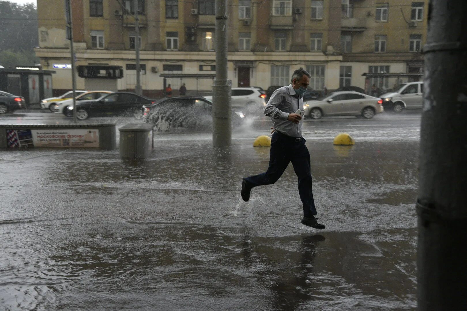 Ливень в Москве ВАО. Гроза в Москве 15 июня 2021. Дождь в Москве. Проливной дождь в Москве.