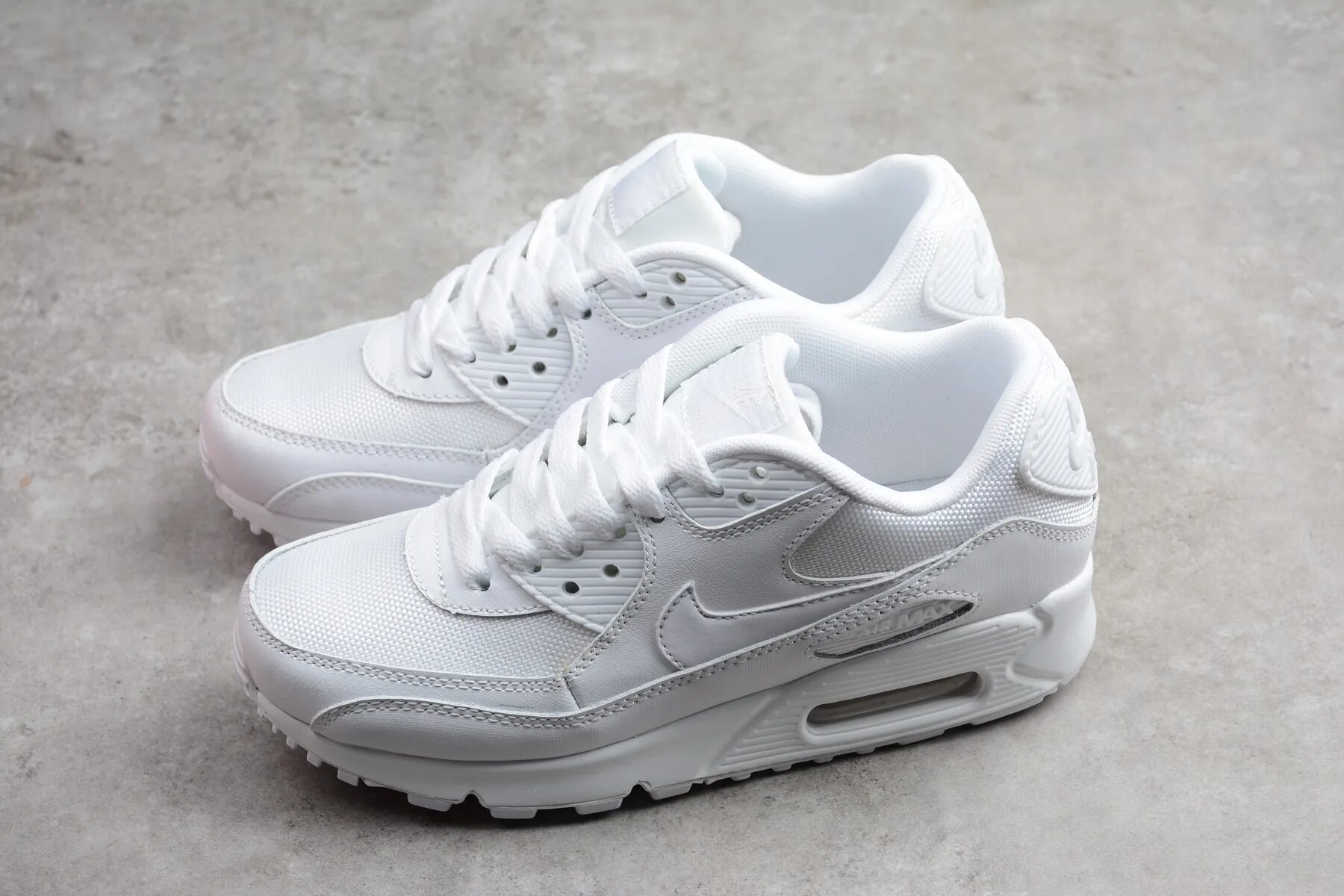 Аиры 90 женские. Nike Air Max 90 Triple White. Nike Air Max 90 Essential Triple White. Nike Air Max 90 White. Nike Air Max 90 Essential White.