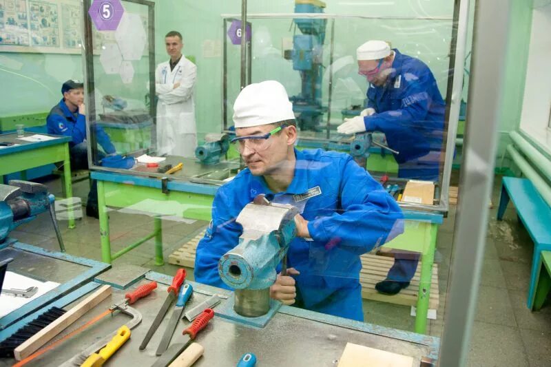 Слесарь нефтекамск. Слесарь ремонтник. сборочный участок слесаря сборщика. сборщик рэа и приборов. монтажник радиоэлектронной аппаратуры и приборов.