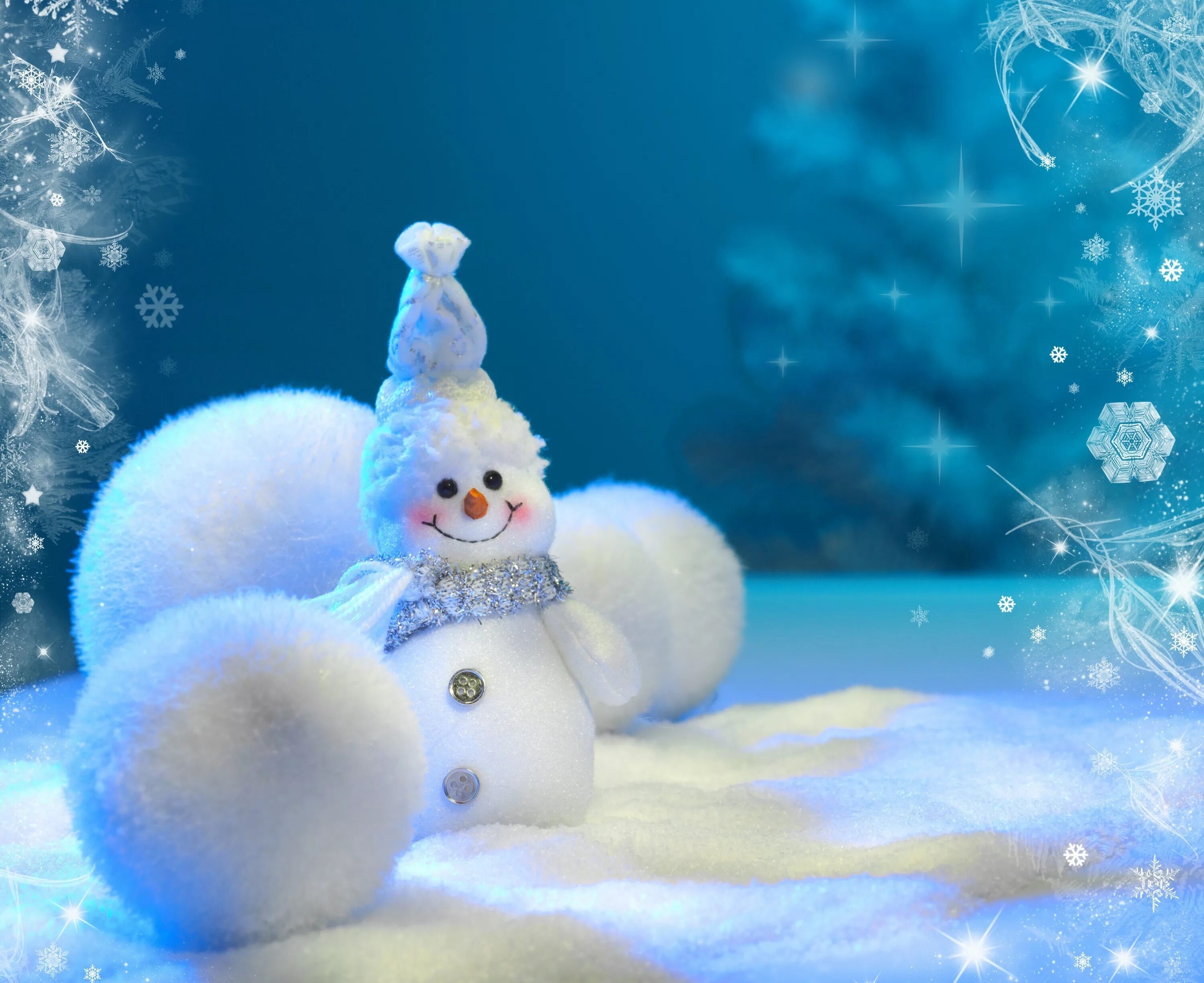 Поздравляю с новым годом днем рождения. Снеговик и новый год. Новогодние картинки на рабочий стол. Зима новый год. Милые Снеговики.
