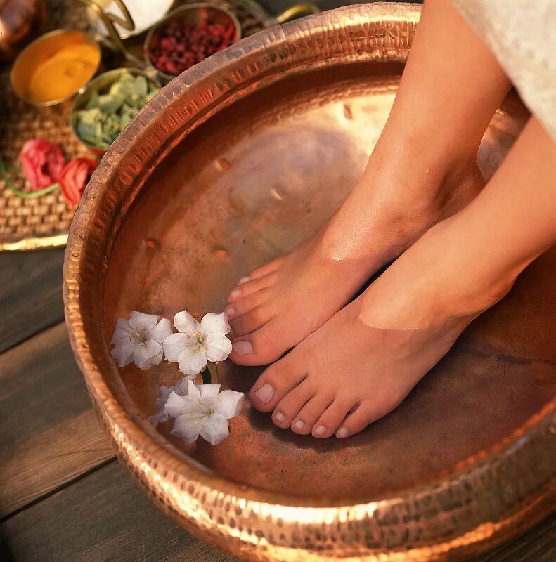 Foot bathing. Ванночка для ног. Ванночка для ног спа. Травяные ванночки для ног. Ванночка для педикюра.