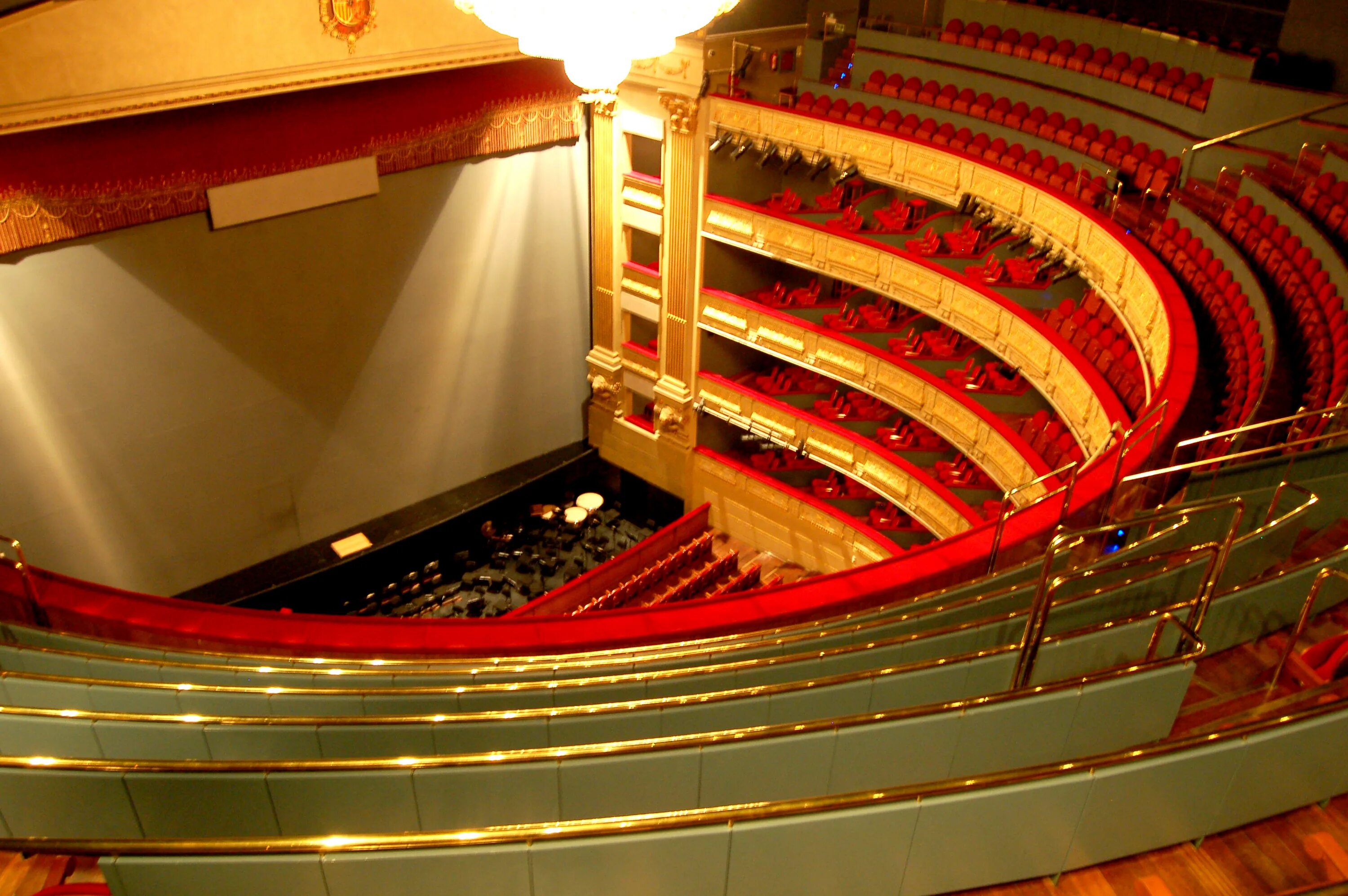 Theatre песня. Королевский театр Teatro real. Оперный театр в Мадриде. Театр Мадрид опера. Театр Реал Мадрид.